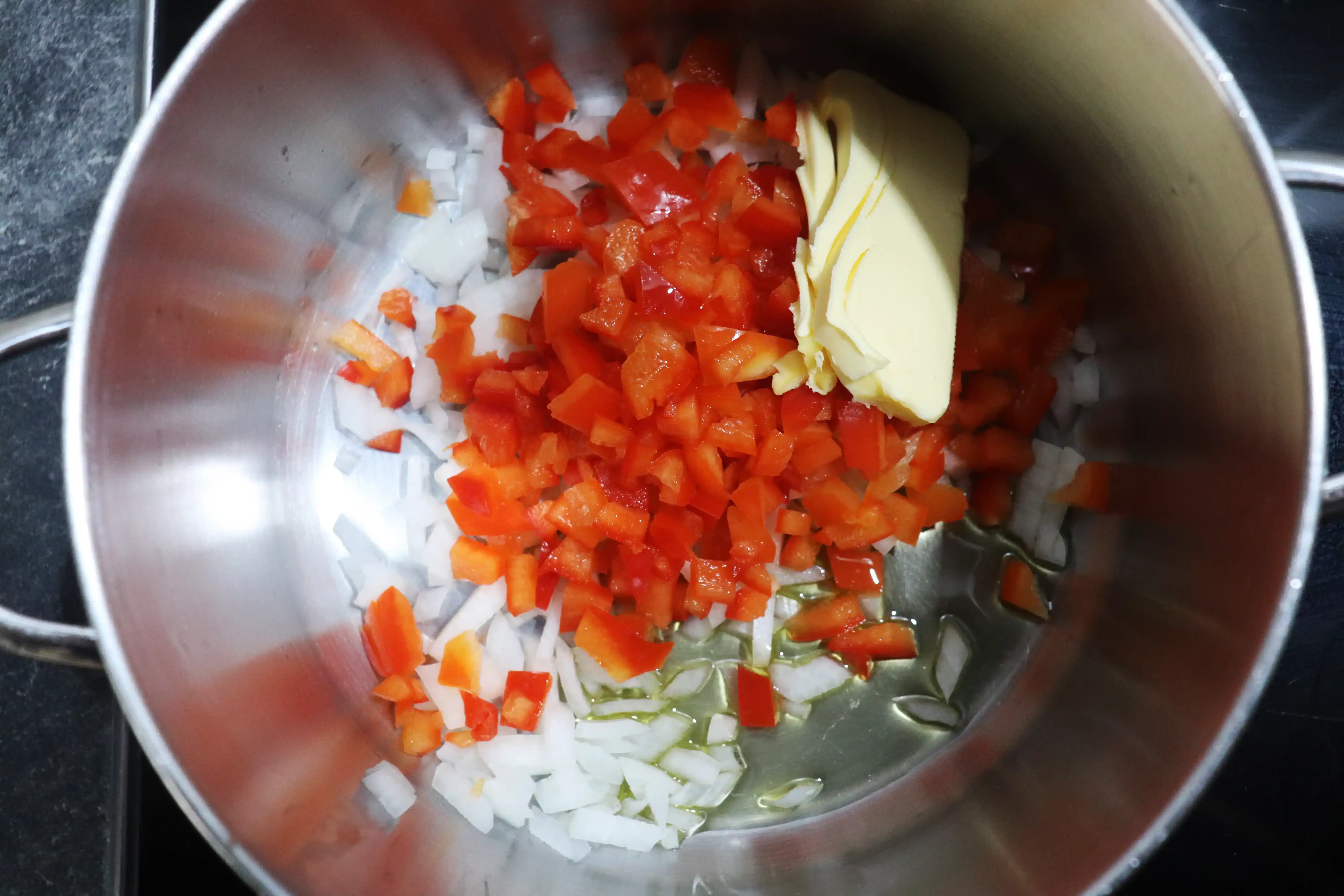 Pürierte Gemüsesuppe Rezept - Paprika und Zwiebeln anschwitzen