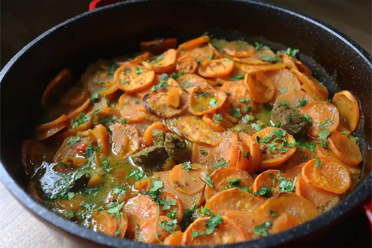 Nordafrikanische Rindlfeisch Tajine im Backofen mit Süßkartoffeln